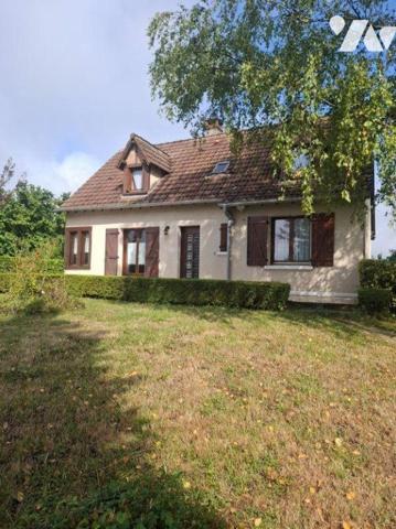 Maison composée d'une entrée avec placards, grand salon séjour avec cheminée, cuisine donnant s...