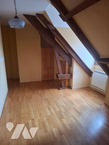 Maison composée d'une entrée avec placards, grand salon séjour avec cheminée, cuisine donnant s...