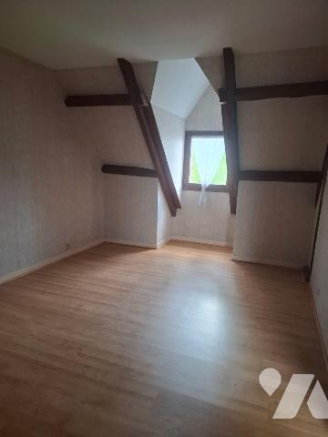 Maison composée d'une entrée avec placards, grand salon séjour avec cheminée, cuisine donnant s...