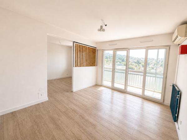 Appartement
         3 pièces
        - 81 m² Exclusivité 180 000 € *
