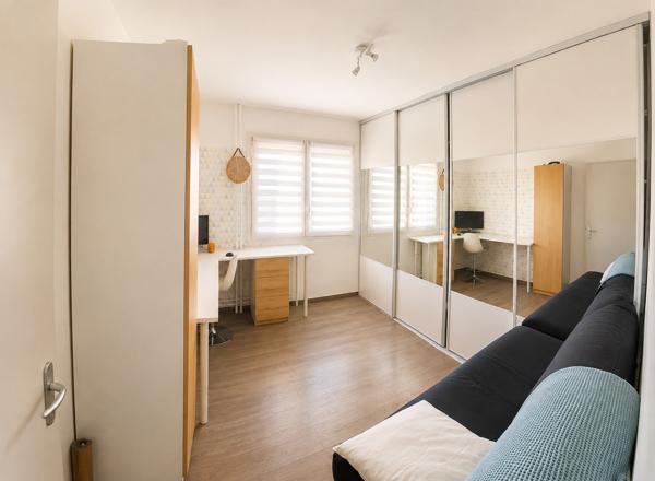 Appartement
         3 pièces
        - 81 m² Exclusivité 180 000 € *