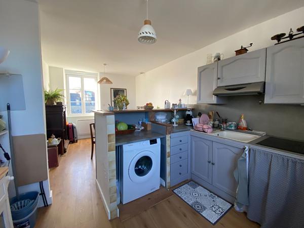 À vendre centre ville DINAN appartement de Type 3 en duplex petite copropriété, place de parking privative