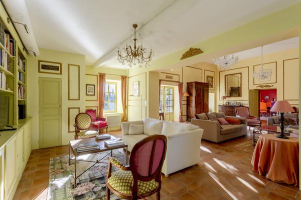 Uzès région : splendide mas du XVIIIe - du chic et du style à la campagne...potentiel exceptionnel pour un p Uzès (30700)