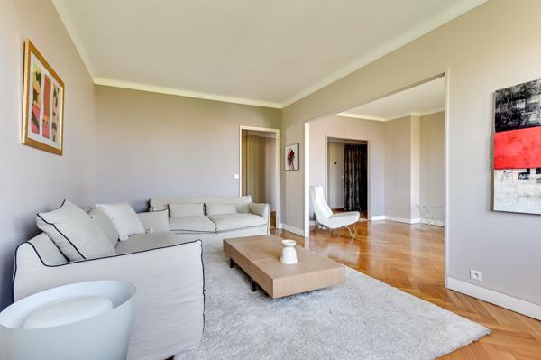 Appartement de 110 m2 en étage élevé avec une vue dégagée et un garage