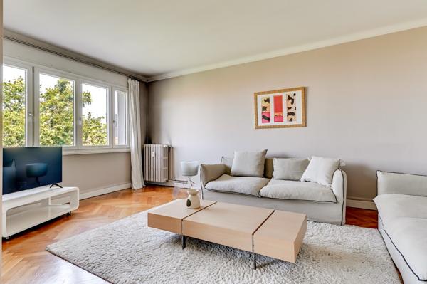Appartement de 110 m2 en étage élevé avec une vue dégagée et un garage