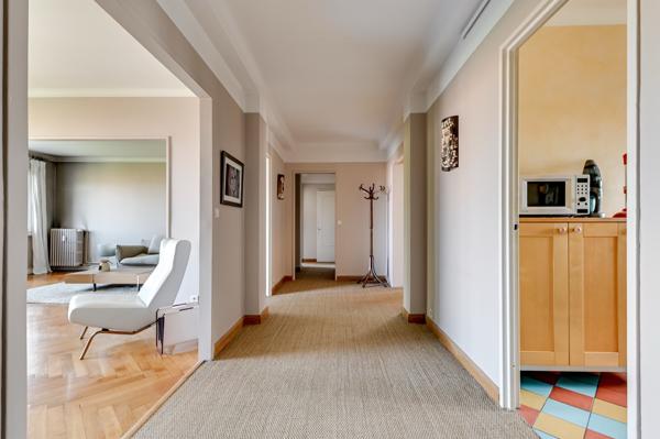 Appartement de 110 m2 en étage élevé avec une vue dégagée et un garage
