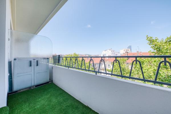 Appartement de 110 m2 en étage élevé avec une vue dégagée et un garage