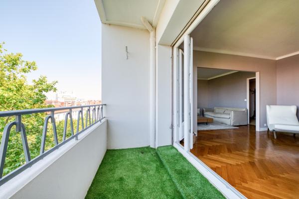 Appartement de 110 m2 en étage élevé avec une vue dégagée et un garage