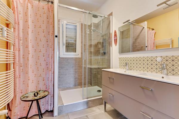 Appartement de 110 m2 en étage élevé avec une vue dégagée et un garage