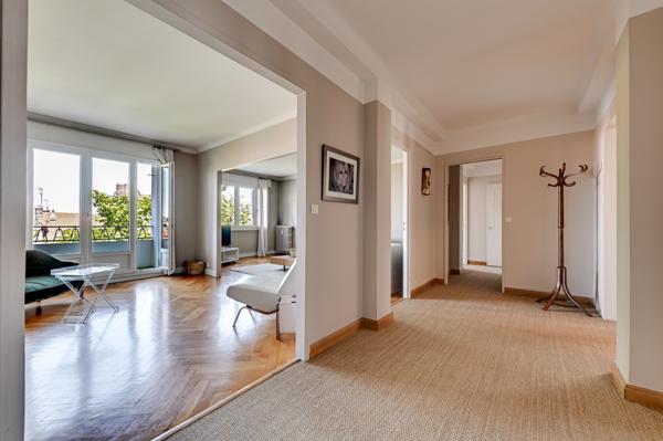 Appartement de 110 m2 en étage élevé avec une vue dégagée et un garage