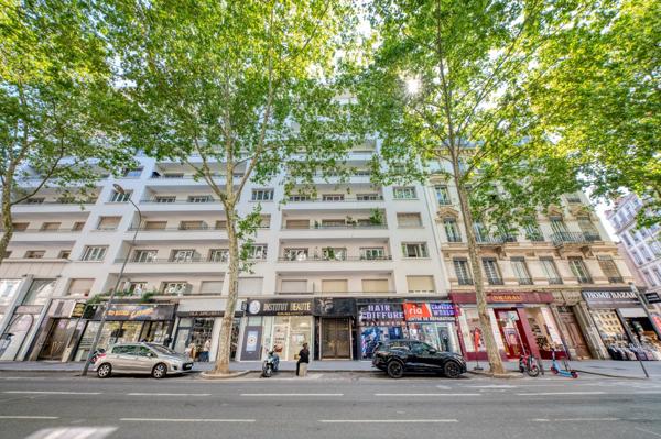 Appartement de 110 m2 en étage élevé avec une vue dégagée et un garage