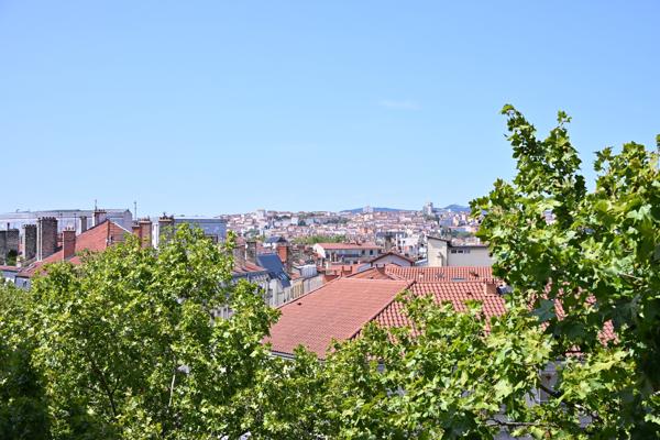 Appartement de 110 m2 en étage élevé avec une vue dégagée et un garage