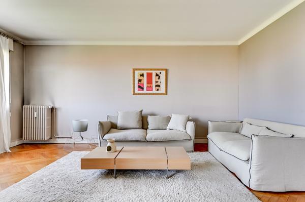 Appartement de 110 m2 en étage élevé avec une vue dégagée et un garage