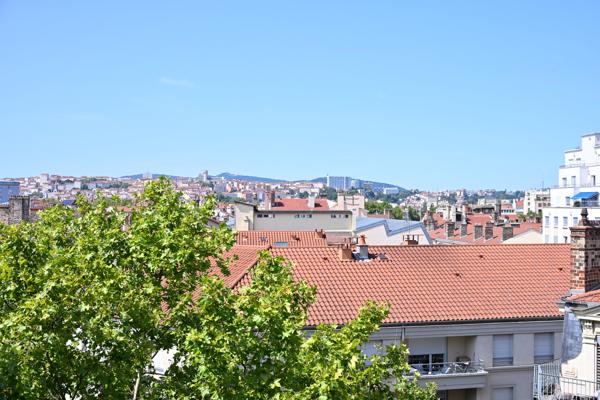 Appartement de 110 m2 en étage élevé avec une vue dégagée et un garage