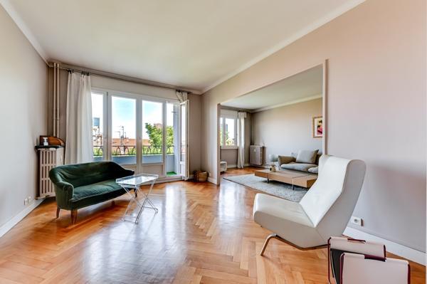 Appartement de 110 m2 en étage élevé avec une vue dégagée et un garage