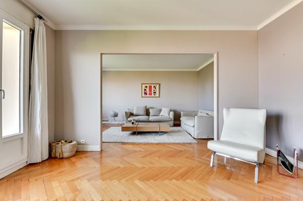 Appartement de 110 m2 en étage élevé avec une vue dégagée et un garage