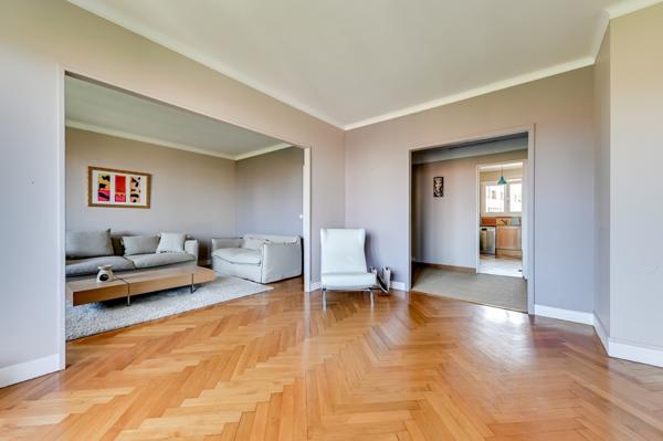 Appartement de 110 m2 en étage élevé avec une vue dégagée et un garage