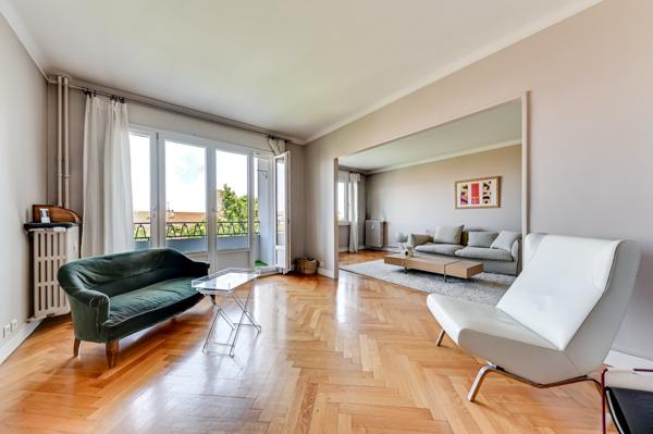 Appartement de 110 m2 en étage élevé avec une vue dégagée et un garage