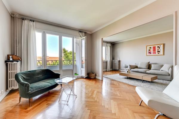 Appartement de 110 m2 en étage élevé avec une vue dégagée et un garage