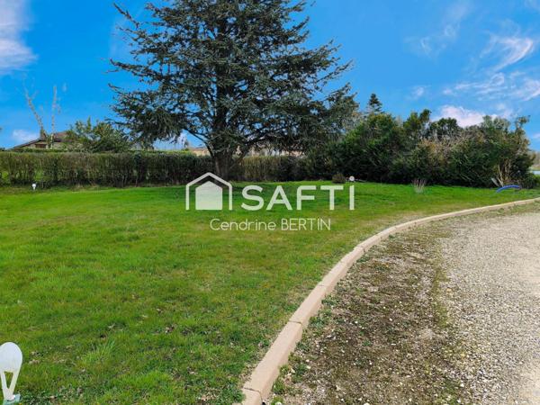 Terrain constructible à Montracol de 507 m²