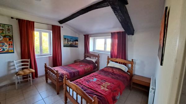 Maison en pierre sur joli terrain arboré et vallonné à Saint Martin des Fontaines