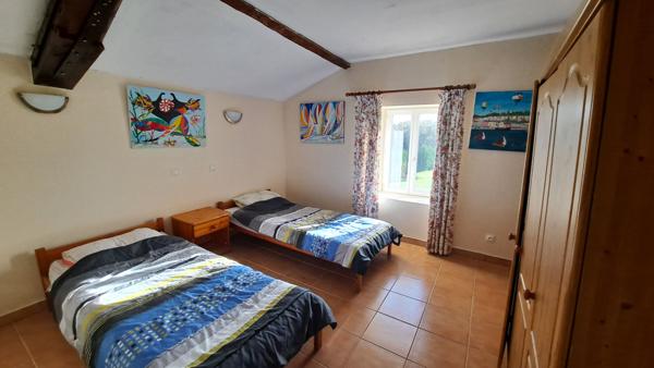 Maison en pierre sur joli terrain arboré et vallonné à Saint Martin des Fontaines