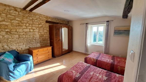 Maison en pierre sur joli terrain arboré et vallonné à Saint Martin des Fontaines