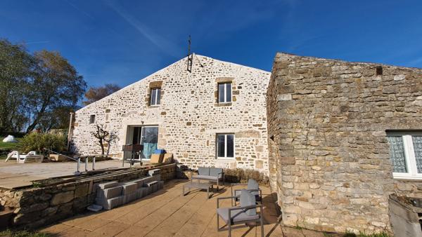 Maison en pierre sur joli terrain arboré et vallonné à Saint Martin des Fontaines