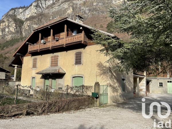 Maison traditionnelle 9 pièces de 289 m² à Magland (74300)