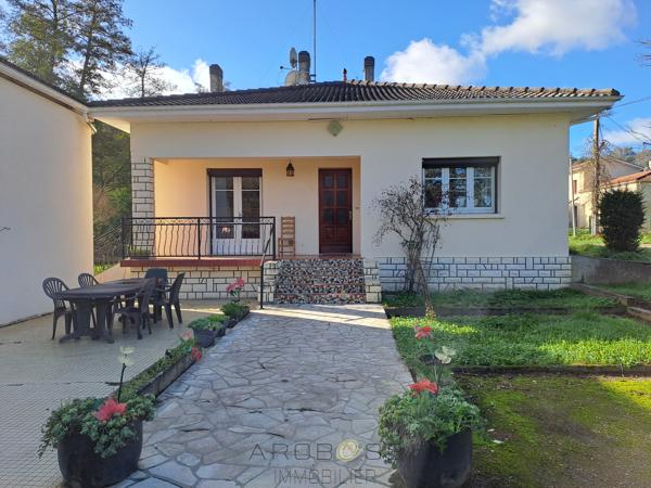 Maison traditionnelle de plain-pied avec ses terres et son ruisseau