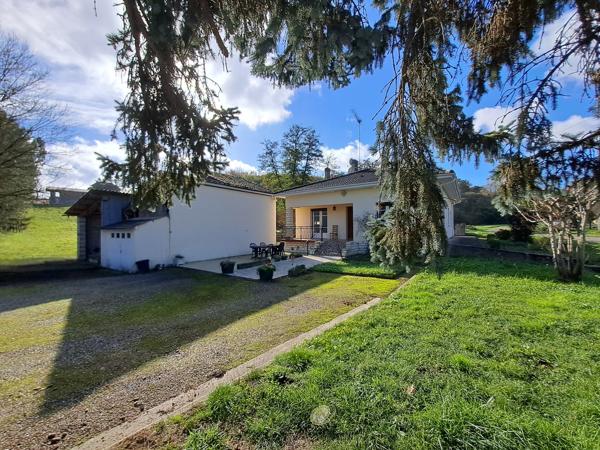 Maison traditionnelle de plain-pied avec ses terres et son ruisseau