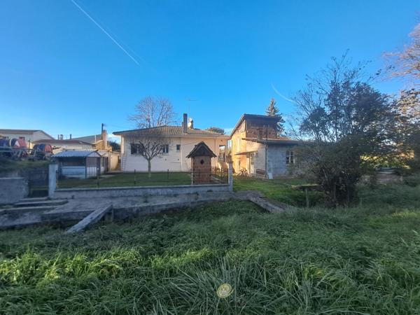 Maison traditionnelle de plain-pied avec ses terres et son ruisseau
