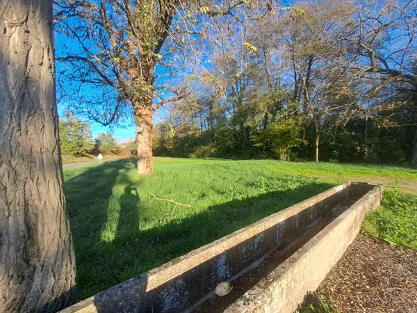 Maison traditionnelle de plain-pied avec ses terres et son ruisseau
