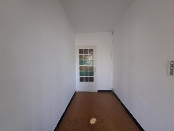 Maison traditionnelle de plain-pied avec ses terres et son ruisseau