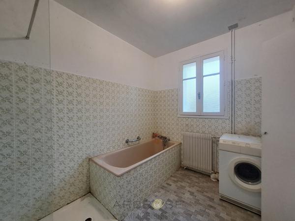 Maison traditionnelle de plain-pied avec ses terres et son ruisseau