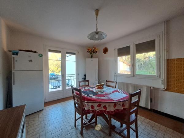 Maison traditionnelle de plain-pied avec ses terres et son ruisseau