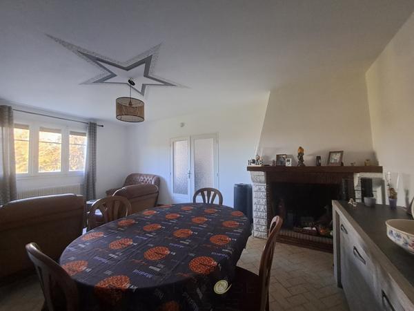 Maison traditionnelle de plain-pied avec ses terres et son ruisseau