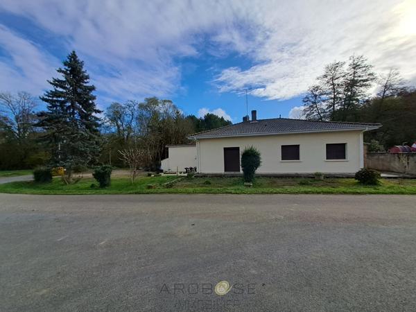 Maison traditionnelle de plain-pied avec ses terres et son ruisseau