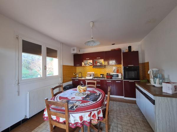 Maison traditionnelle de plain-pied avec ses terres et son ruisseau