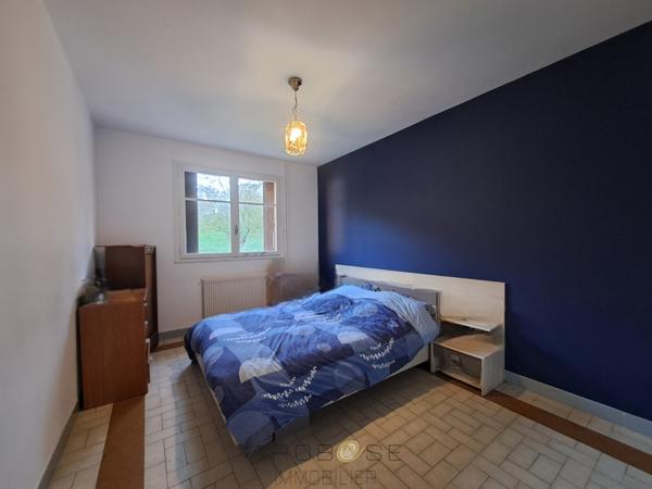 Maison traditionnelle de plain-pied avec ses terres et son ruisseau