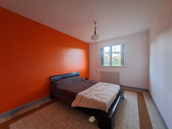 Maison traditionnelle de plain-pied avec ses terres et son ruisseau