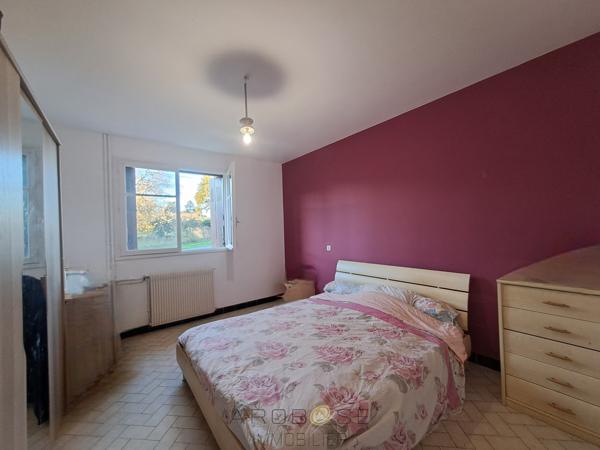 Maison traditionnelle de plain-pied avec ses terres et son ruisseau