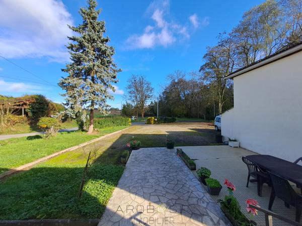 Maison traditionnelle de plain-pied avec ses terres et son ruisseau