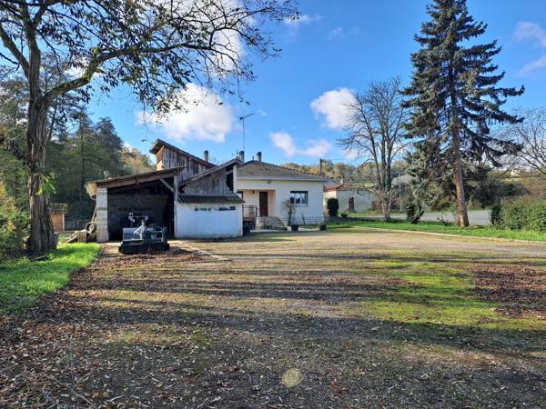 Maison traditionnelle de plain-pied avec ses terres et son ruisseau