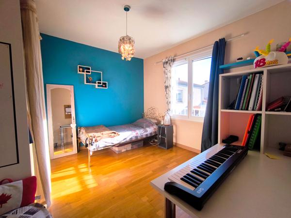 Maison familiale rénovée de 114 m² avec garage et terrain dans quartier calme de Carcassonne