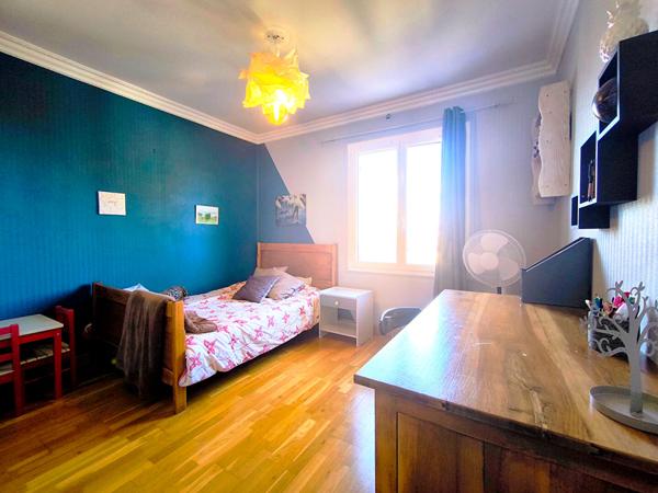 Maison familiale rénovée de 114 m² avec garage et terrain dans quartier calme de Carcassonne