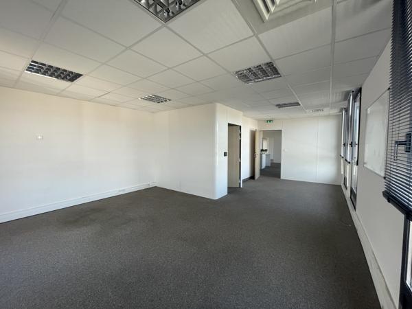 Au sein de l'ensemble immobilier NOVEO CENTER, 1ere ligne du boulevard Salvadore Allende à Nîmes. Bueaux à louer au 2eme et dernier étage Proximité zone commerciale des 7 collines