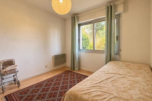 A VENDRE – A pied des commerces et du centre ville – SENE