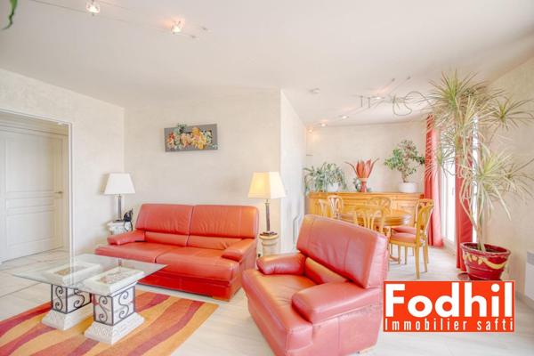 Appartement 3 pièces de 70 m²- au 3éme étage avec ascenseur- Balcon- Box et cave.