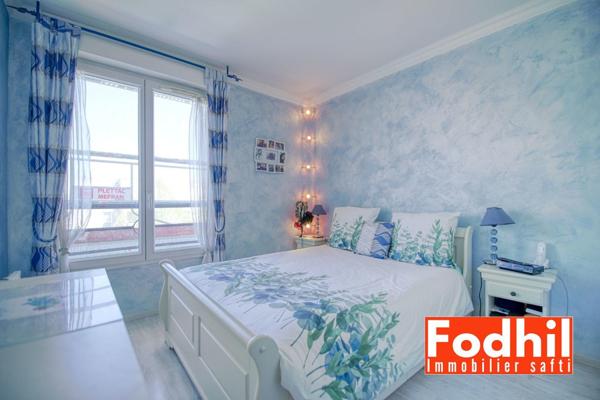 Appartement 3 pièces de 70 m²- au 3éme étage avec ascenseur- Balcon- Box et cave.